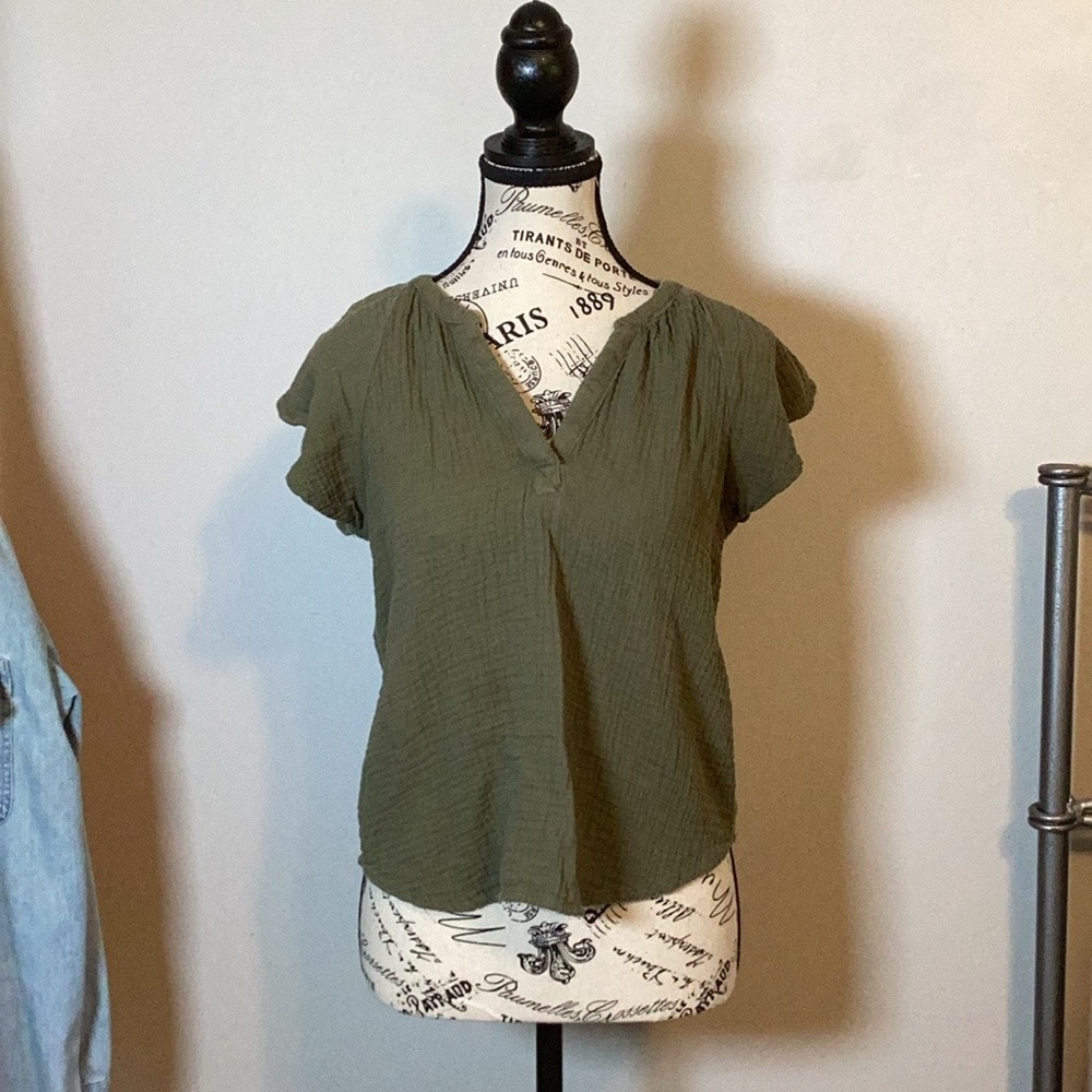 100% COTTON UNIVERSAL THREADS CAPPED SLEEVE TOP OLIVE GREEN V-NECK SIZE XS